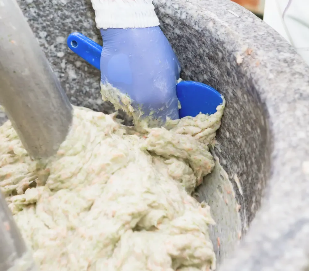 材料をかき混ぜる写真