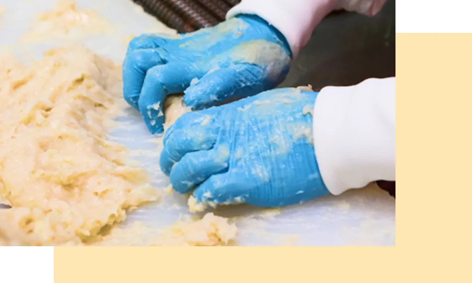 材料をこねてる写真