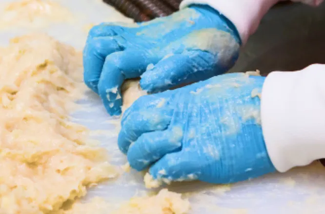 練り物製造の様子